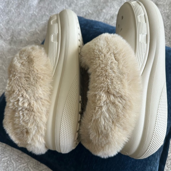 CROCS Women's Cream Slippers with Faux Fur - Picture 3 of 8